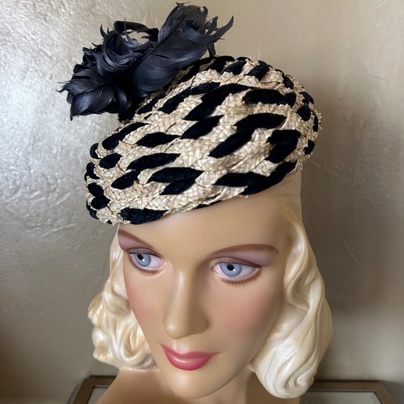 ENCHANTING 1950s\' CREAM STRAW + BLACK FABRIC WOVEN BERET +  IRIDESCENT FEATHERS